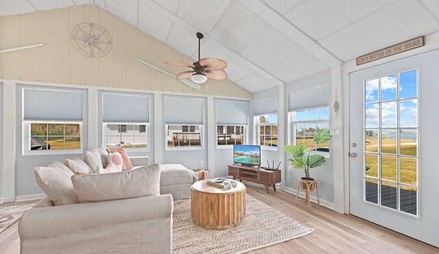 Sunrise Waterfront Cottage with Dock & Kayaks!