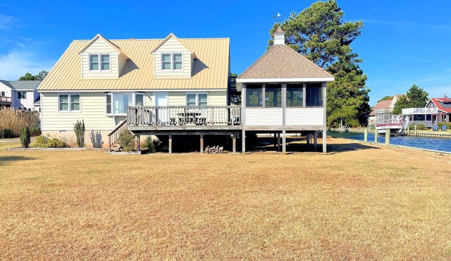 Sunrise - Waterfront home ,lg back waterfront deck. NO LINENS