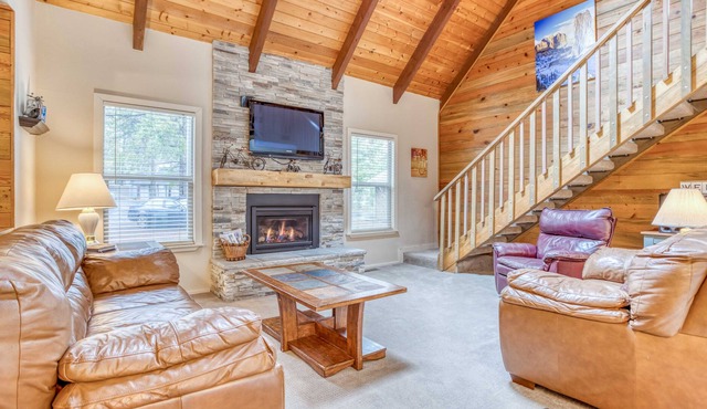 Sunriver Beauty Bonus Loft, Hot Tub, Bikes, Near SHARC with Free Passes!