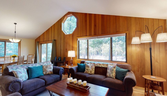 Sunriver Family Retreat with Hot Tub, Deck & BBQ