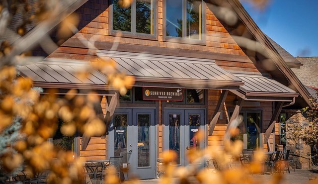 Sunriver home, private hot tub, ac, 4 bedrooms, sleeps 8