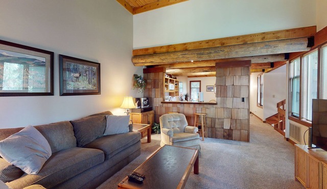 Sunriver Lodge with A/C, BBQ & Golf Views