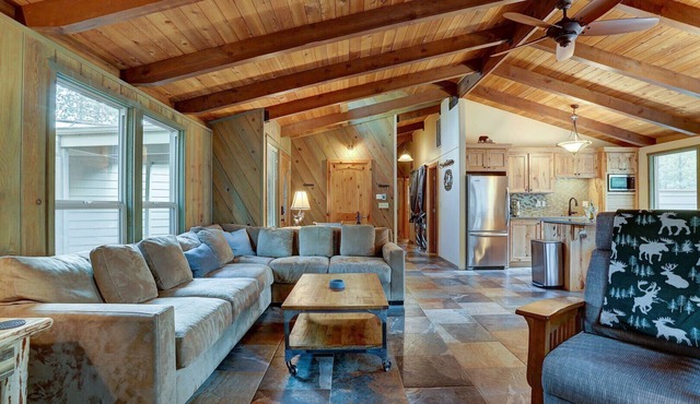 Sunriver Modern Lodge – Hot Tub & Bikes Included