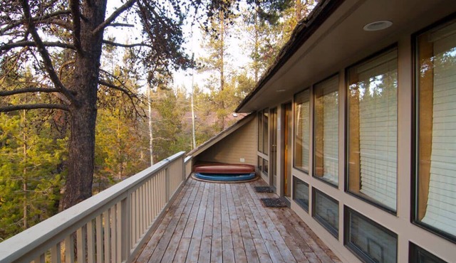 Sunriver Stay with A/C, Hot Tub & Family Layout