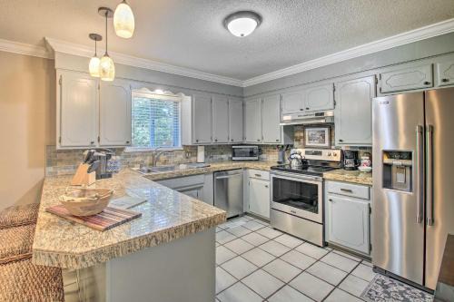 Sunroom and Yard Charming Hot Springs Home!
