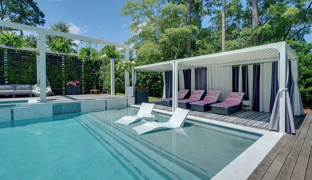 Sunroom, Deck & Spa: Luxe Wilmington Home!