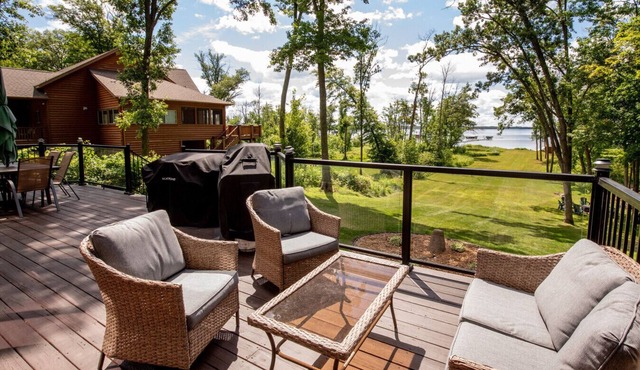 Sunroom-Game room- Family Room- Kayaks, Games, Water Toys, Beach & Dock!