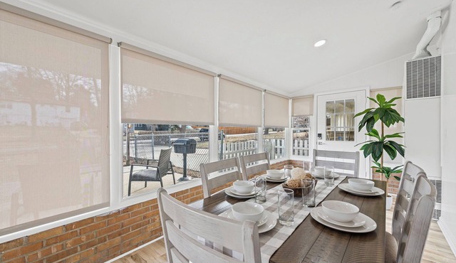 Sunroom Garden Suite Wi-Fi, Yard, & Pet-Friendly