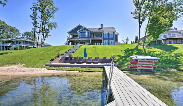 Sunroom + Hot Tub! Waterfront Silver Lake Home