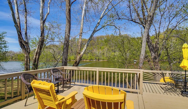 Sunroom & Patio! Quiet Retreat on Shenandoah River