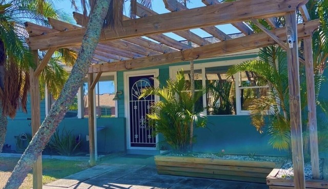Sunroom Serenity – A Bright Retreat in Port St. Lucie”