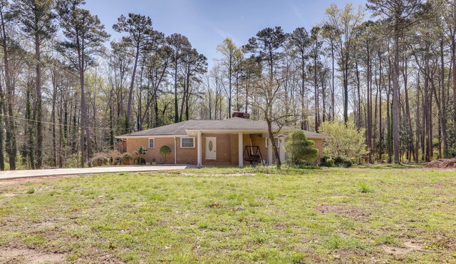 Sunroom & Spacious Yard! Woodsy Haven in Lilburn