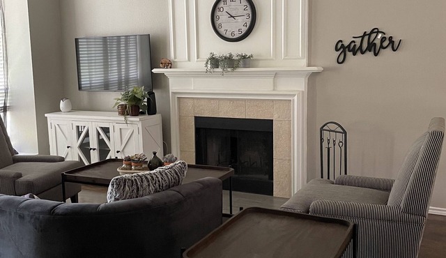 Sunrose Cottage - Fresh & Clean - King Suite + free Wifi - Pet Friendly