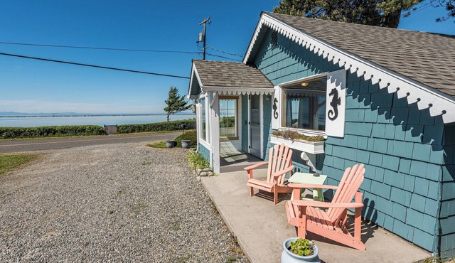 Sunset Bay Cottage - King, jetted tub, Ocean view, Full Kitchen