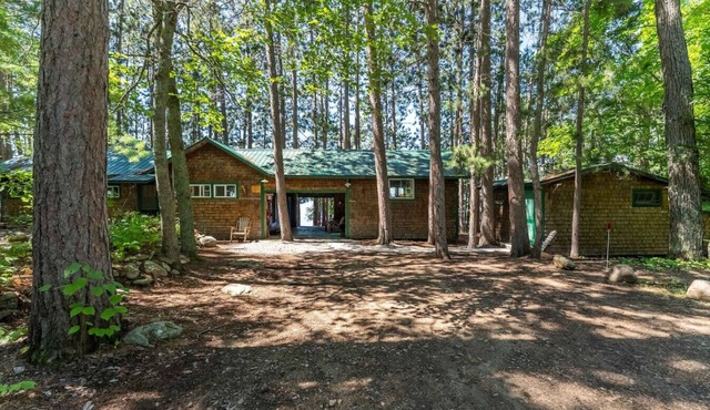 Sunset Bay Cottage on Round Lake