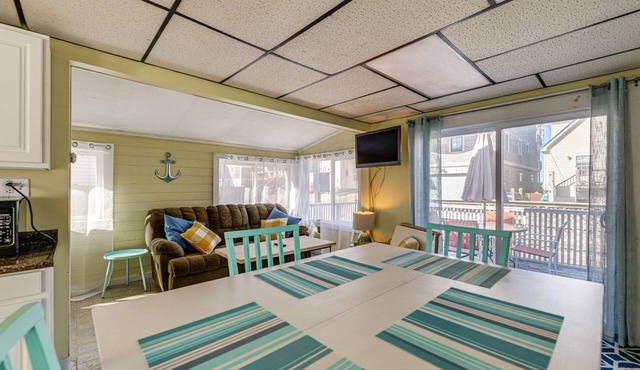 Sunset Bay Cottage w/Fire Pit: Walk to Beach!