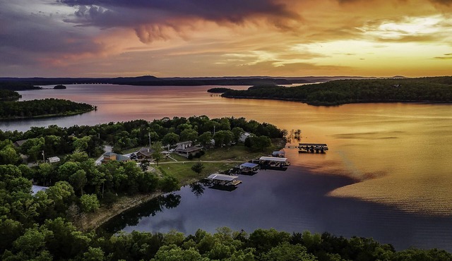 Sunset Bay on Bull Shoals Lake- Howard Creek area!