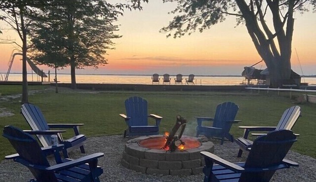 Sunset Bay: Your Dream Summer Getaway at Sunset Bay – Lakefront Views & Adventure