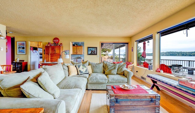 Sunset Beach Cottage: private hot tub & kayaks