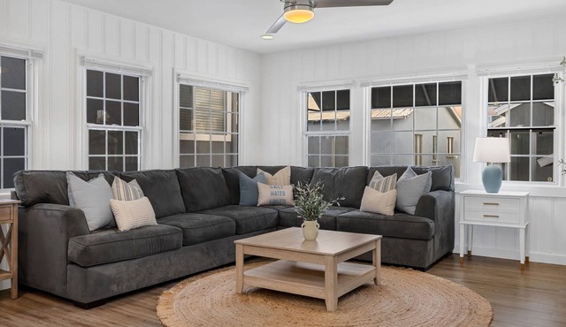 SUNSET BEACH HAVEN - Walk to the Beach & Restaurants, FREE PARKING