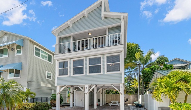 Sunset Beach House | Pet-Friendly + Short Walk to the Beach