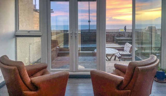 Sunset beach house, right on the seafront