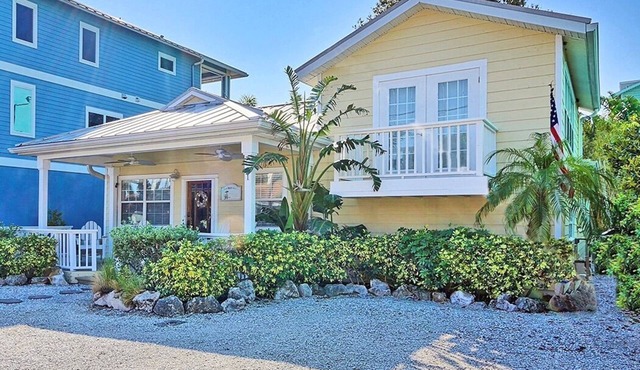 Sunset Beach/Stunning Key West Style Cottage Across from the Beach