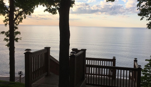 Sunset Bell Lakehouse & Beachfront Retreat - Lake Huron