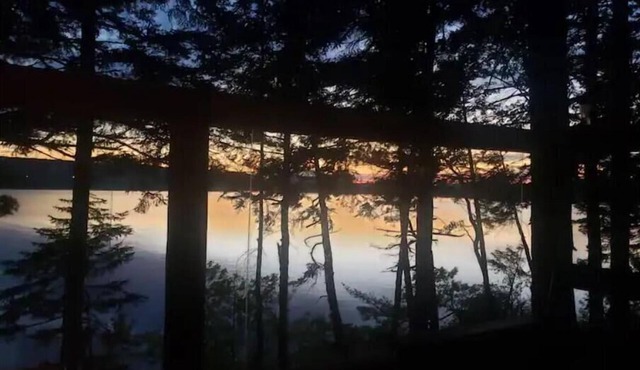 Sunset Bend Waterfront cottage