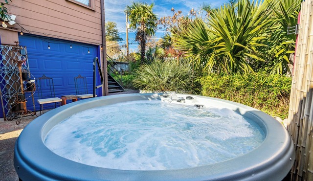 Sunset Bungalow with Hot Tub & Pool near Bishop Arts District.