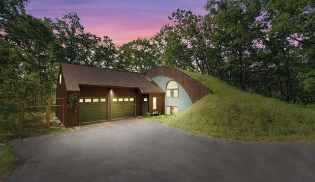 Sunset Burrow Retreat in Roscommon, MI - whole house, 3 bed, 2.5 bath!
