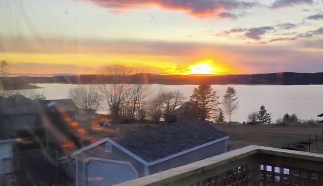 Sunset by the Bay retreat nclose to downtown