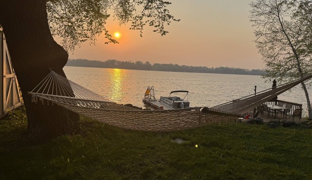 Sunset Cabin 4-bedroom cabin in adorable Dassel perfect for relaxing getaways