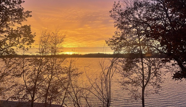Sunset Cabin 4-bedroom cabin in adorable Dassel perfect for relaxing getaways