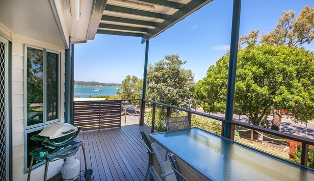 Sunset Cabins - Beachfront Cabin with Sea View. Queen bed, Laundry, full kitchen and Bathroom. Deck with BBQ