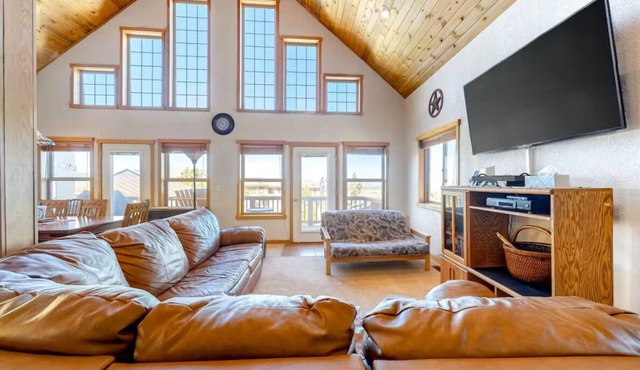 Sunset Chalet - 3Bed, Loft, 2Bath - Sleeps up to 12
