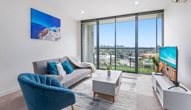 Sunset city views from a top-floor stay with pool, gym, sauna, garden and secure parking. Supermarket and dining on-site. Close to parks, beaches, universities and shopping—great for business trips, family visits or Melbourne getaways.