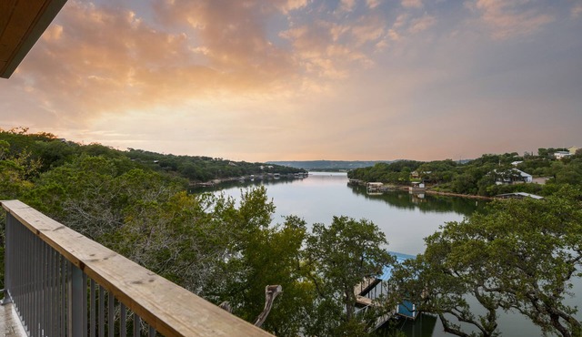 Sunset Cliff Retreat-Peaceful Lakefront on Lake Buchanan