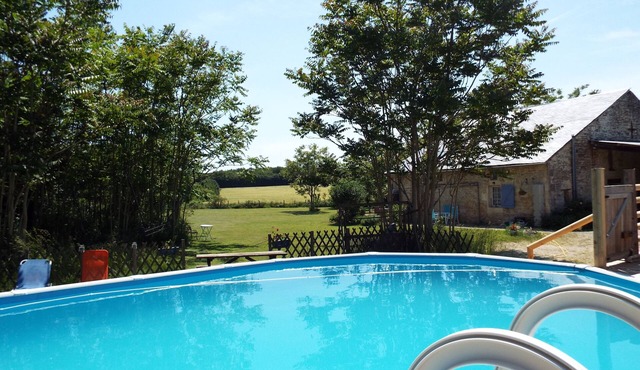 Sunset Cottage & pool, tranquil setting, walking distance to bars & restaurants