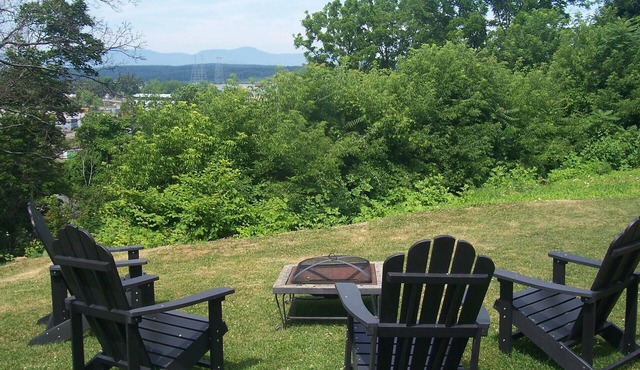 Sunset Cottage: 3 bedrooms, sleeps 6, views, pet friendly, firepit, media room!