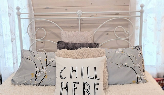 Sunset Cottage #2: 1-bedroom cabin with hot tub in Balmoral Mills