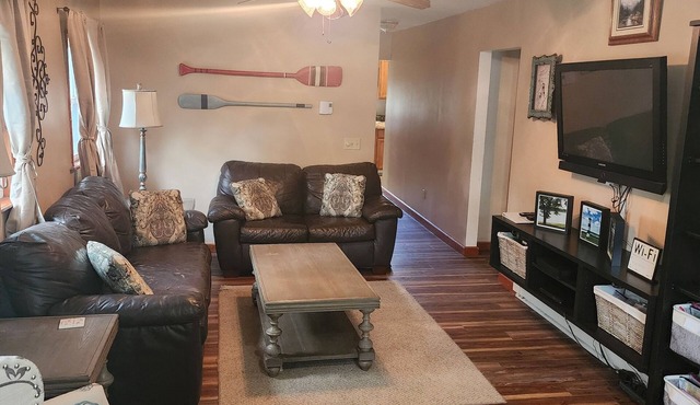 Sunset cottage complete w/large deck, fire pit and mins away from public beach