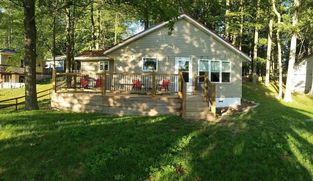 Sunset Cottage: Lakefront Escape - Fenced Yard - Pet Friendly - Kayaks - Fishing