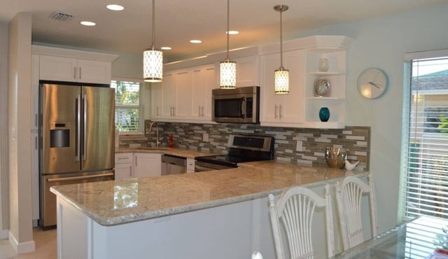 Sunset Cottage-Less than 2 mi. to Beaches, walk to restaurants & nightlife