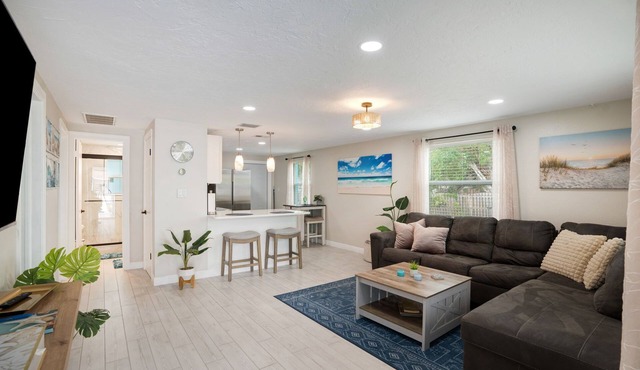 Sunset Cottage: New Renovation, Modern 2BR