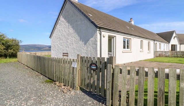 SUNSET COTTAGE, pet friendly in Craignure, Isle Of Mull