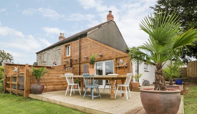 SUNSET COTTAGE, pet friendly, with a garden in Gorran Churchtown