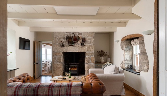 Sunset Cottage. Sea views, dog friendly, parking