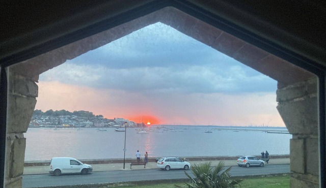 Sunset Cottage Sleeps 6 with Sea Views