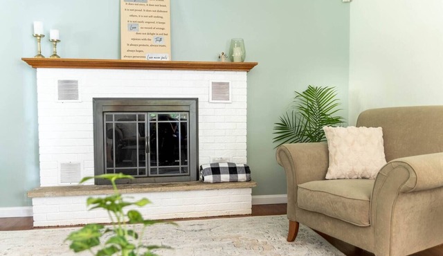 Sunset Cottage: Spacious Vacation Home with Game Room